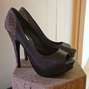 Steven Madden size 8 1/2 gray satin heels